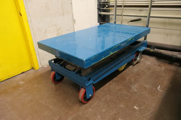 Fahrbarer Scherenhubtisch